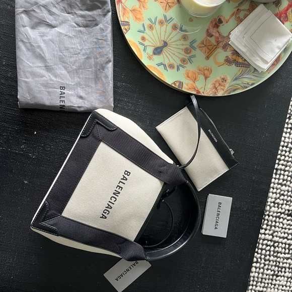 Balenciaga - Womens Navy XS Tote Bag in Black. - Picture 6 of 6